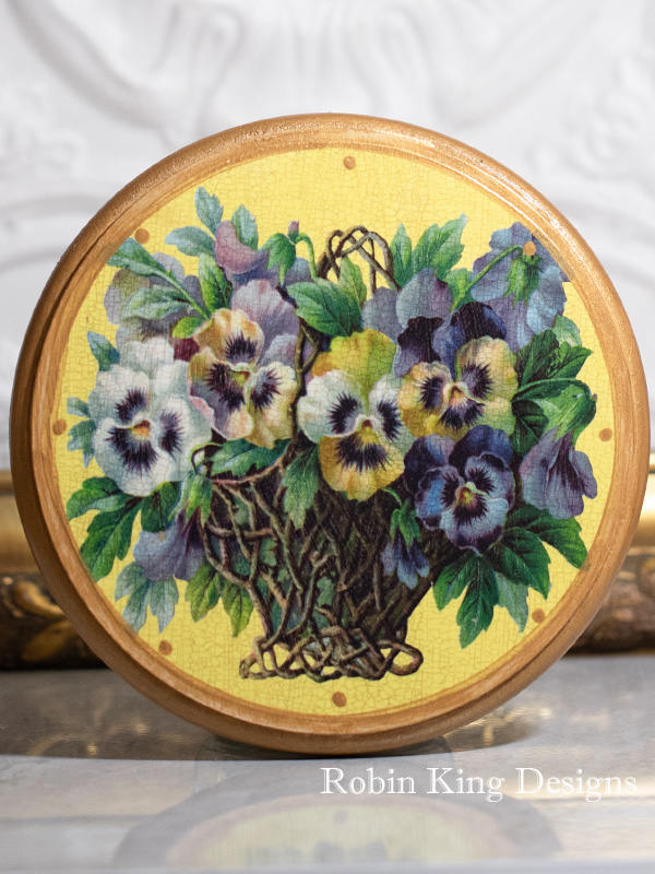 Pansy Round Plaque on Yellow